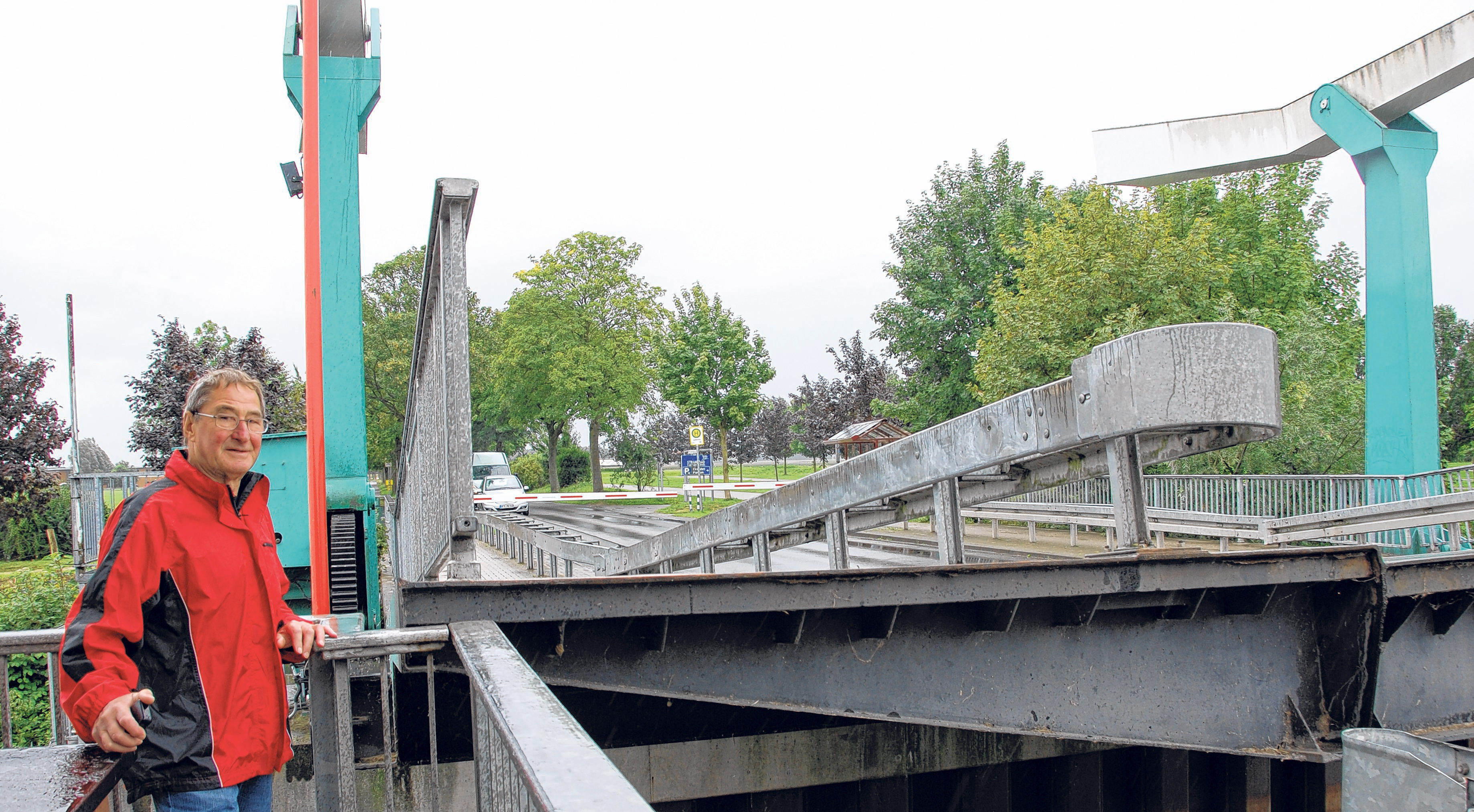 Karl Quass behält an der Brücke den Überblick. Gerade im Sommer ist hier richtig was los.