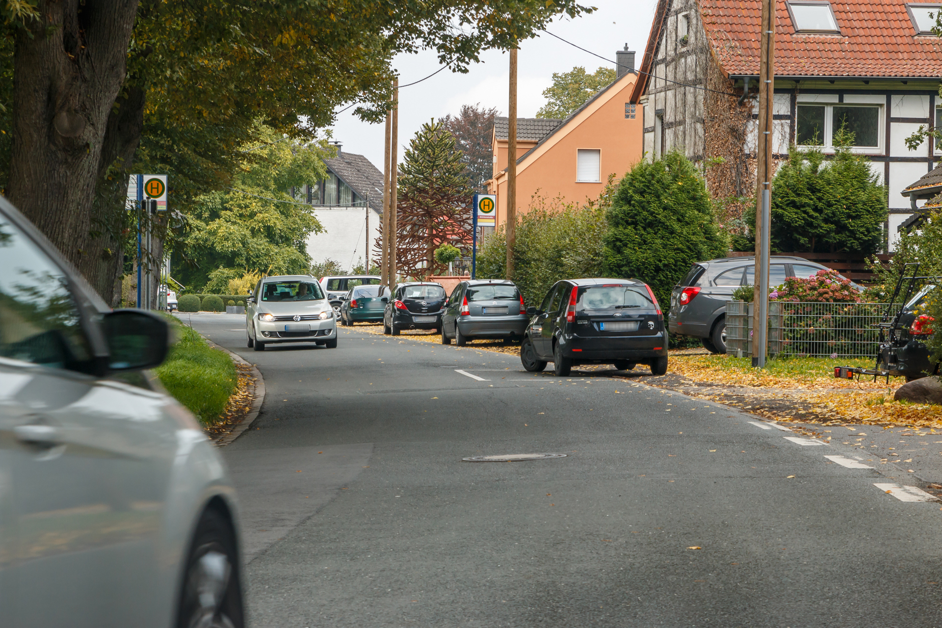 Auch für die Fahrer auf der Mühlenstraße an sich sind die Einfahrten nicht gut einsehbar.