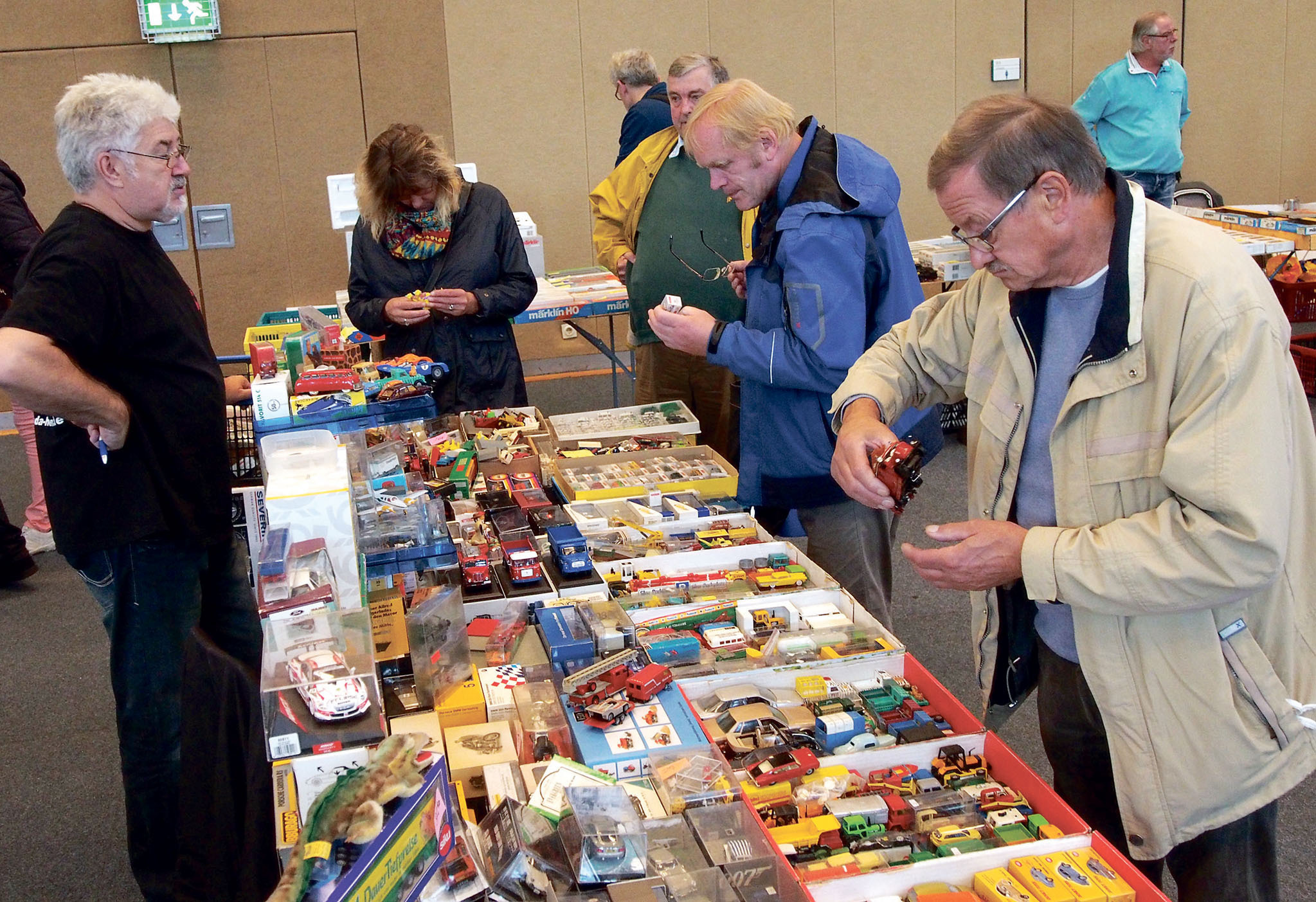 Geschulte Blicke: Die meisten Besucher beim Modellspielzeugmarkt haben es auf den Sammelwert der Modelle abgesehen.