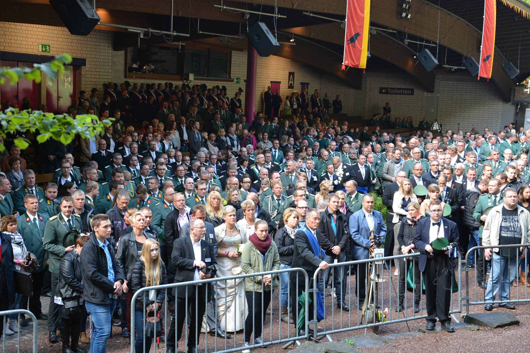 Volles Haus zum Stadtschützenfest auf der Freilichtbühne Herdringen: Rund 1.200 Schützen nahmen am Schießen um die Würde des Stadtschützenkönigs teil. Fotos: Albrecht