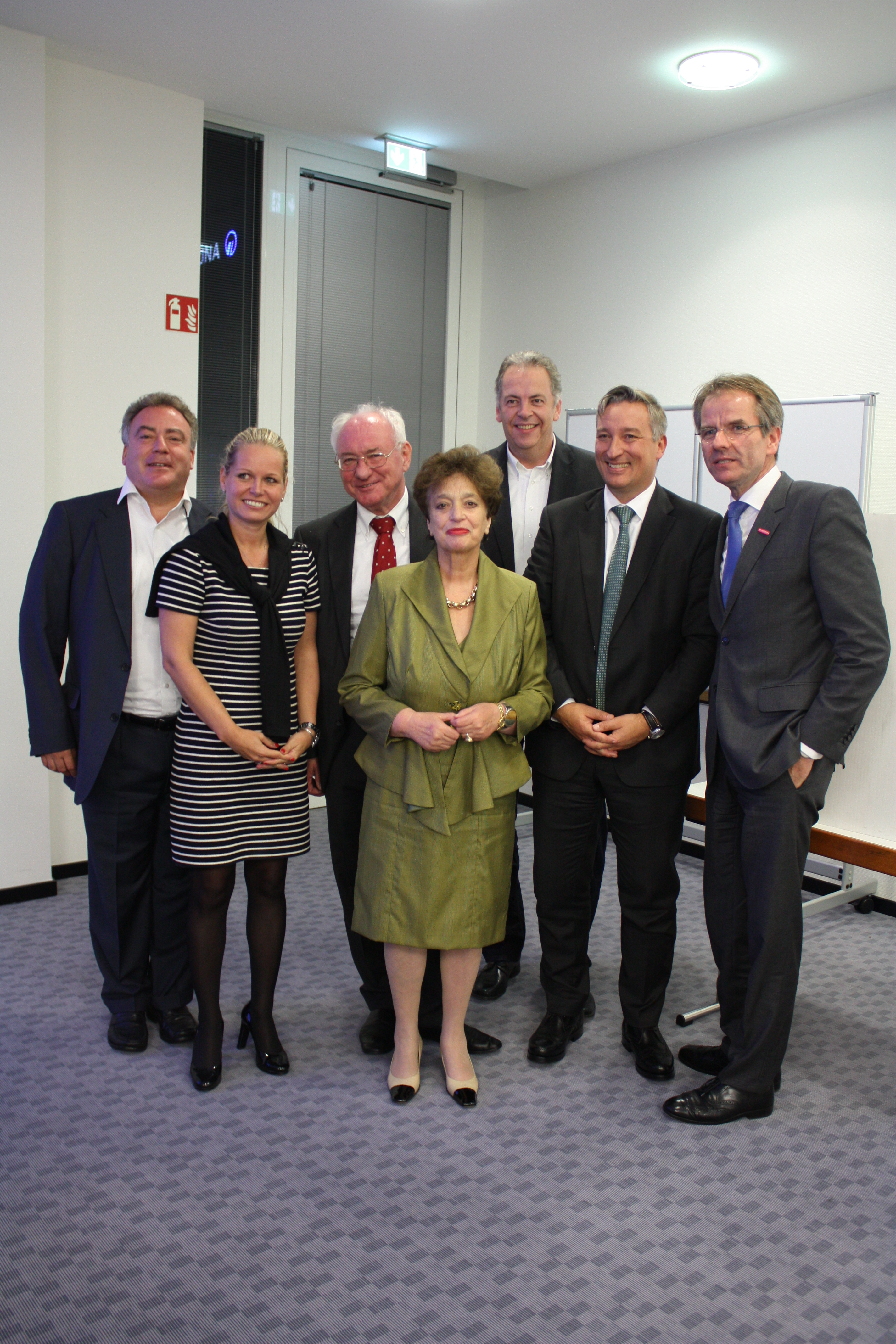 Der neue Vorstand der MIT Düsseldorf: Olaf Lehne (Öffentlichkeitsarbeit), Angela Erwin (Schriftführerin), Norbert Hüsson (Vorsitzender), Annelies Böcker, Andreas Hartnigk und Andreas Ehlert (v.l. vorne).