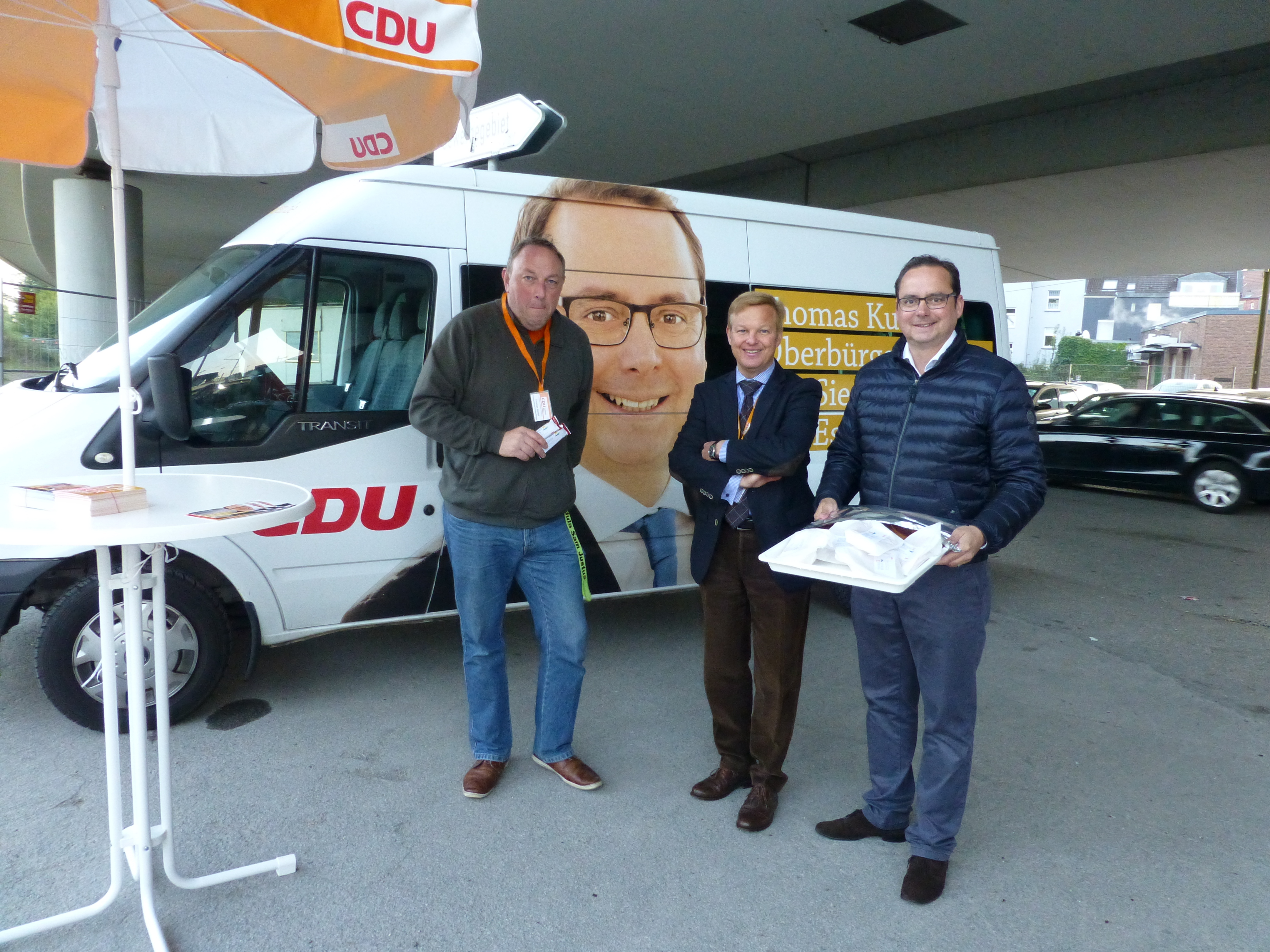 Bild v.l.: Thomas Hertel, Ratsherr Dirk Kalweit und OB-Kandidat Thomas Kufen bei der frühmorgendlichen `Berufspendler-Frühstücksaktion` der CDU Kupferdreh/Byfang am Kupferdreher S-Bahnhof.