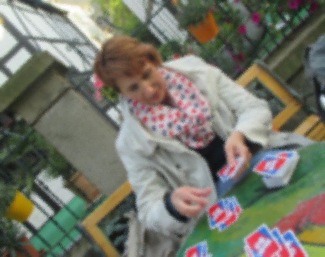 auf einem bunt bemalten Tisch ... Karten spielend ...