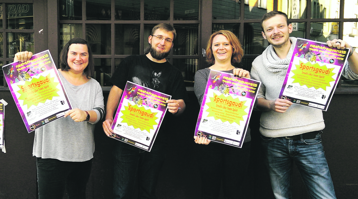 Stellen das Plakat zur „Sportsgaudi“ vor: Kathrin Bleiker, Jens Winter, Eva Peveling und Ihsan Kabasakal von der städtischen Kinder- und Jugendarbeit.