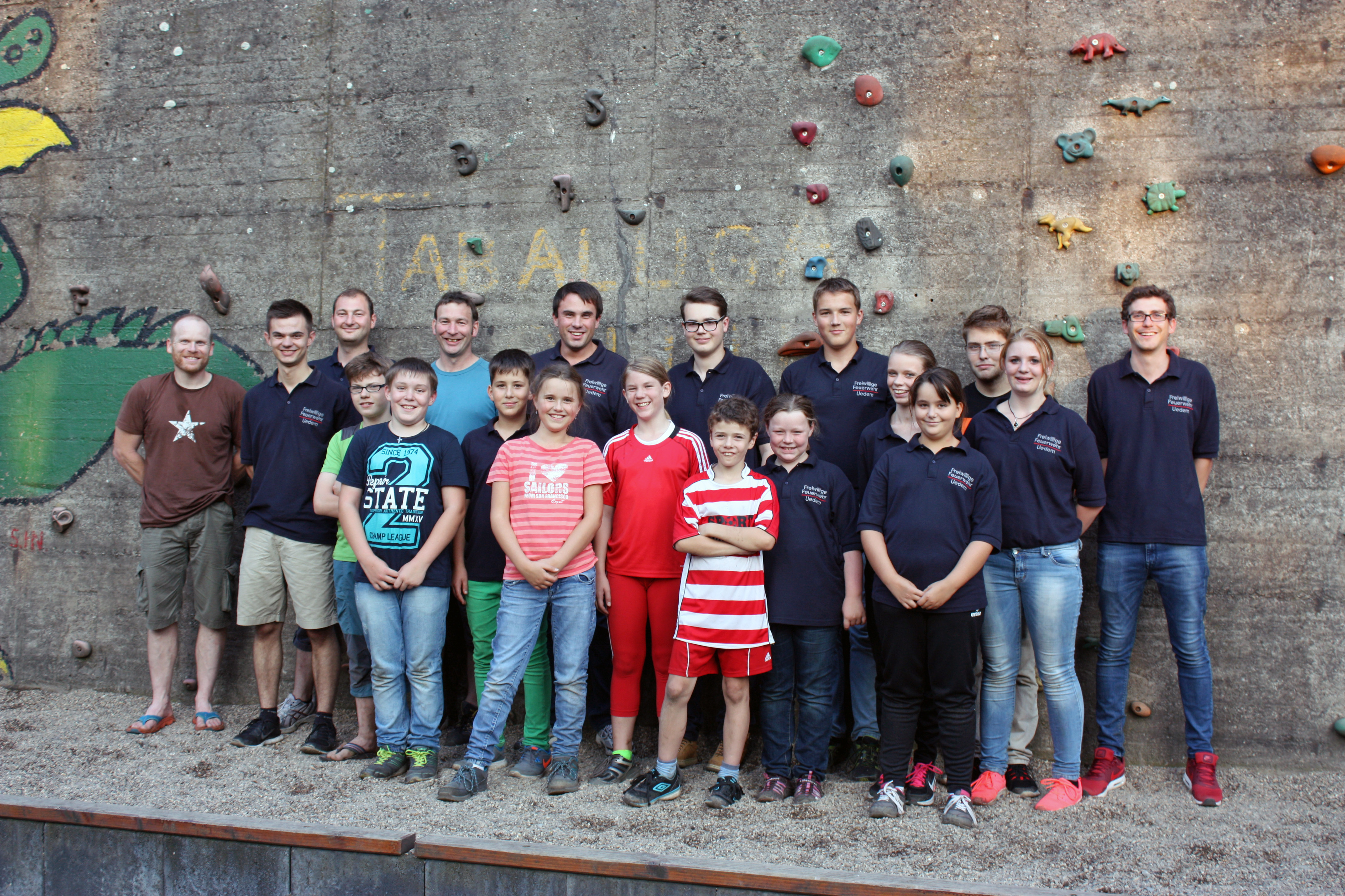 Alle Teilnehmer beim Klettern der Jugendfeuerwehr Uedem im Landschaftspark Nord in Duisburg.