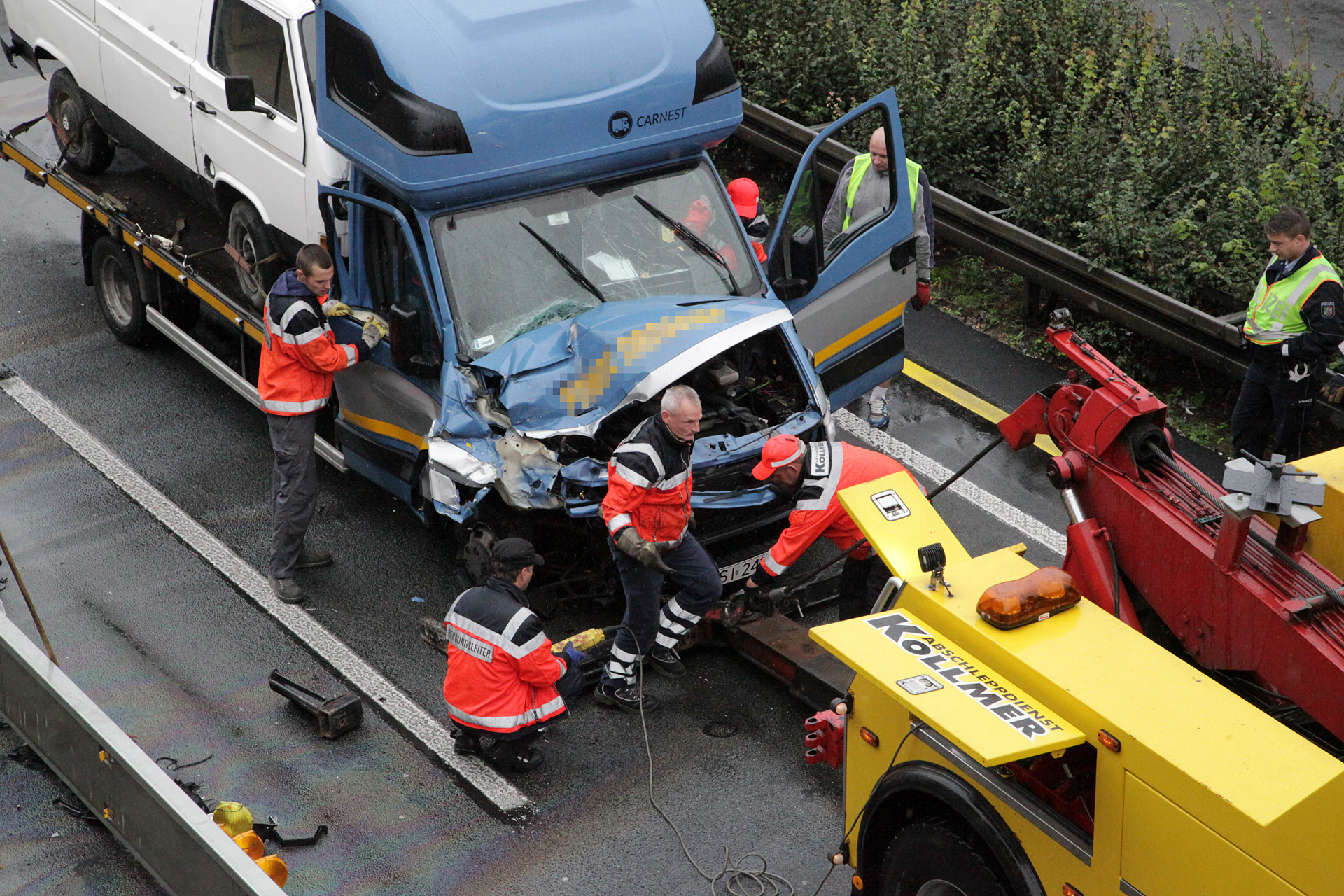 Ein Abschlepp-Unternehmen nimmt die Zugmaschine des Autotransporters an den Haken.