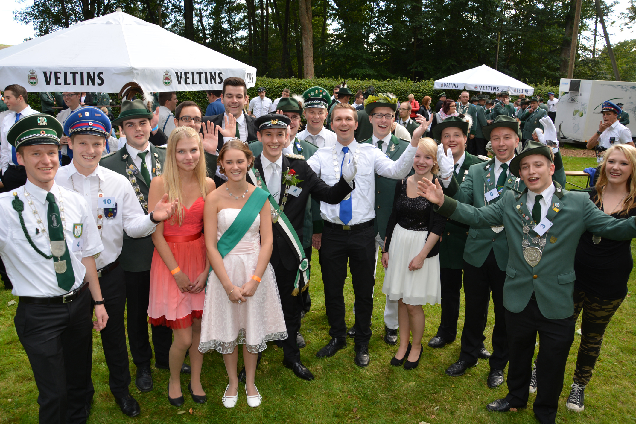 Zehn Könige bewarben sich beim Stadtjugendschützenfest in Holzen um die Würde des Königs. Fotos: Albrecht
