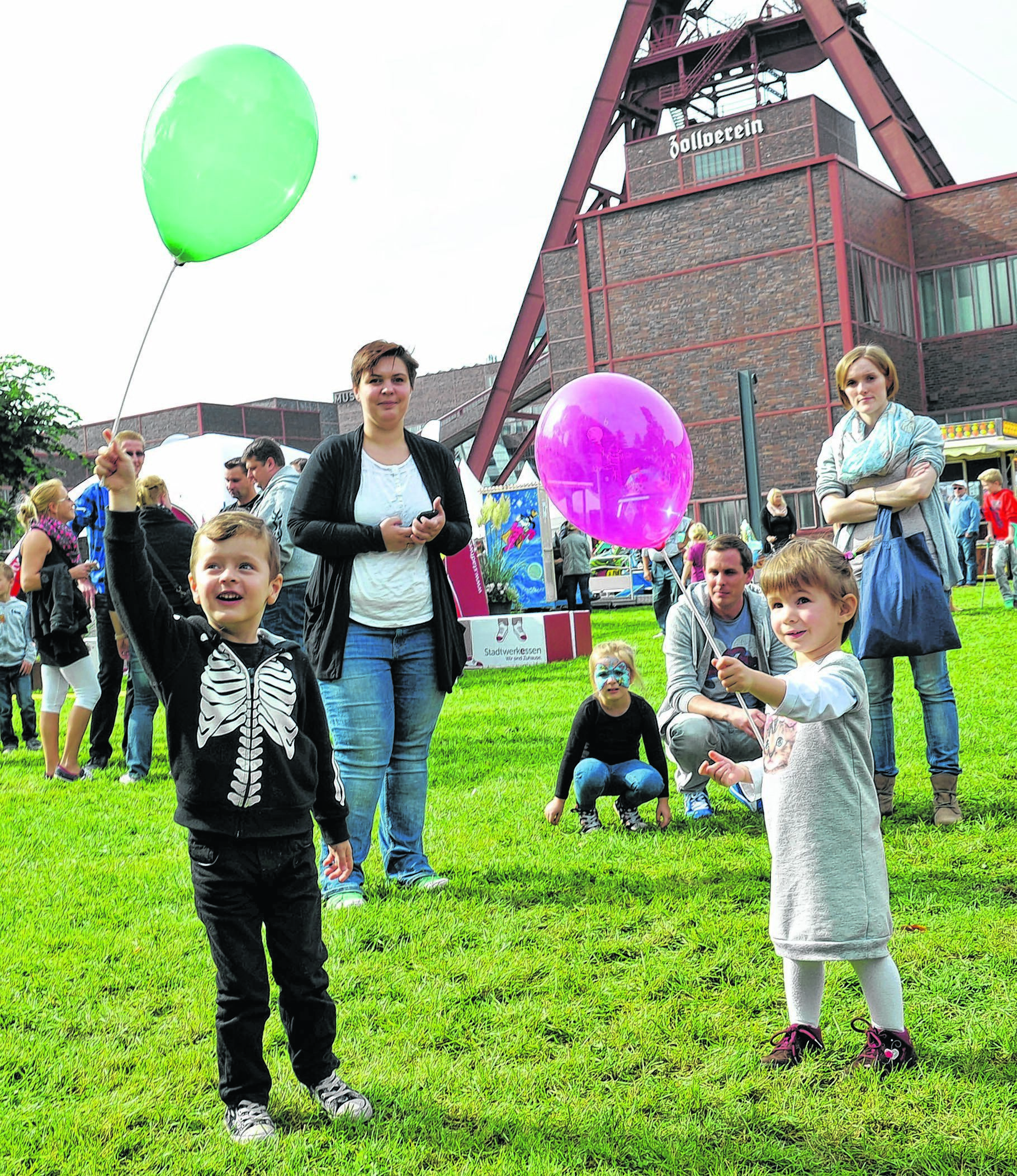Von Mitmach-Aktionen für Kinder bis zum Höhenfeuerwerk am Samstagabend: Wie in den Vorjahren - unser Foto zeigt das Fest 2014 - gibt es eine große Vielfalt im Programm des Zechenfestes. Archivfotos: Gohl