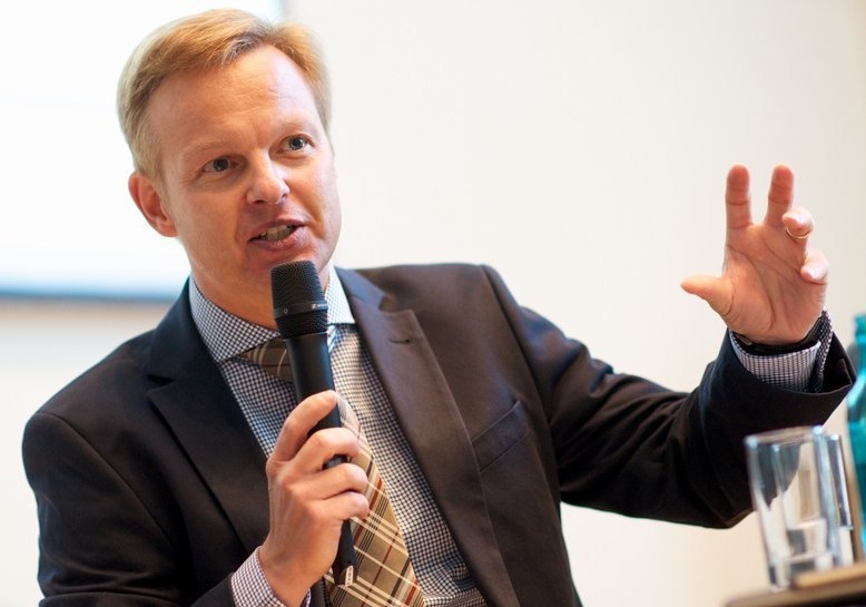 Ratsherr Dirk Kalweit, stellvertretender Vorsitzender und integrationspolitischer der CDU-Fraktion im Rat der Stadt Essen: "Die Pauschalen des Landes bei der Unterbringung von Flüchtlingen sind völlig unzureichend - die Landesregierung lässt die Kommunen bei der immer schwieriger werdenden Aufgabe der Unterbringung und Integration von Flüchtlingen verantwortungslos `im Regen stehen`!"