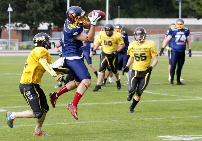 Sebastian Dietrich fängt den Pass von Quarterback Fabian Schorn - (c) Dirk Unverferth / Assindia Cardinals