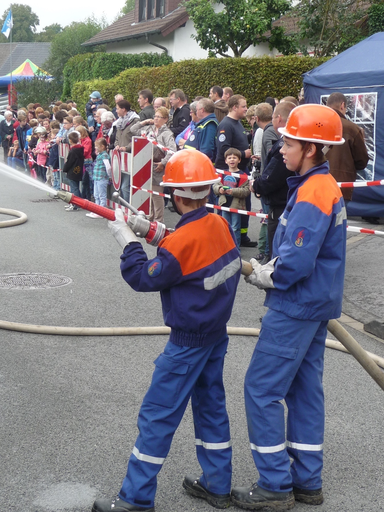Die Jugendfeuerwehr beim Löschangriff, im Hintergrund ein Teil der Besucher