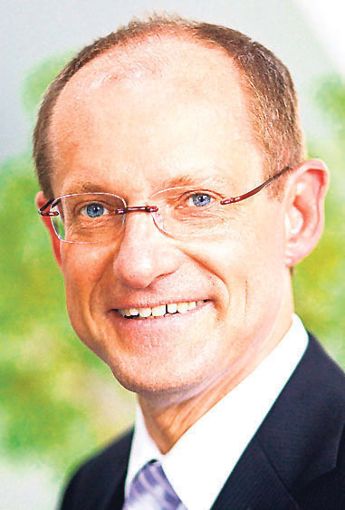Bürgermeister Ulrich Roland hat sein Lächeln - trotz des ungewollten Zwischenstopps über den Dächern Gladbecks - nicht verloren.