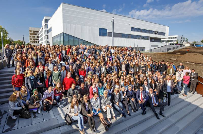 Die Erstsemester der Hochschule für Gesundheit starteten das Wintersemester 2015/2016 mit einer Begrüßungsfeier im Neubau der Hochschule mit einiger Prominenz. Foto: hsg/Volker Wiciok
