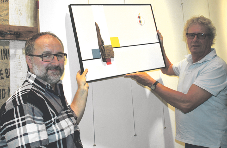 Ulrich Gebhardt (r.) stellt in den Räumen von Optiker Martin Jonda (l.) seine Fundsachen aus.