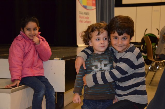 Die jüngsten Flüchtlinge spielten im Saal der Volkshochschule und lachten immer wieder dabei. | Foto: Janina Rohden