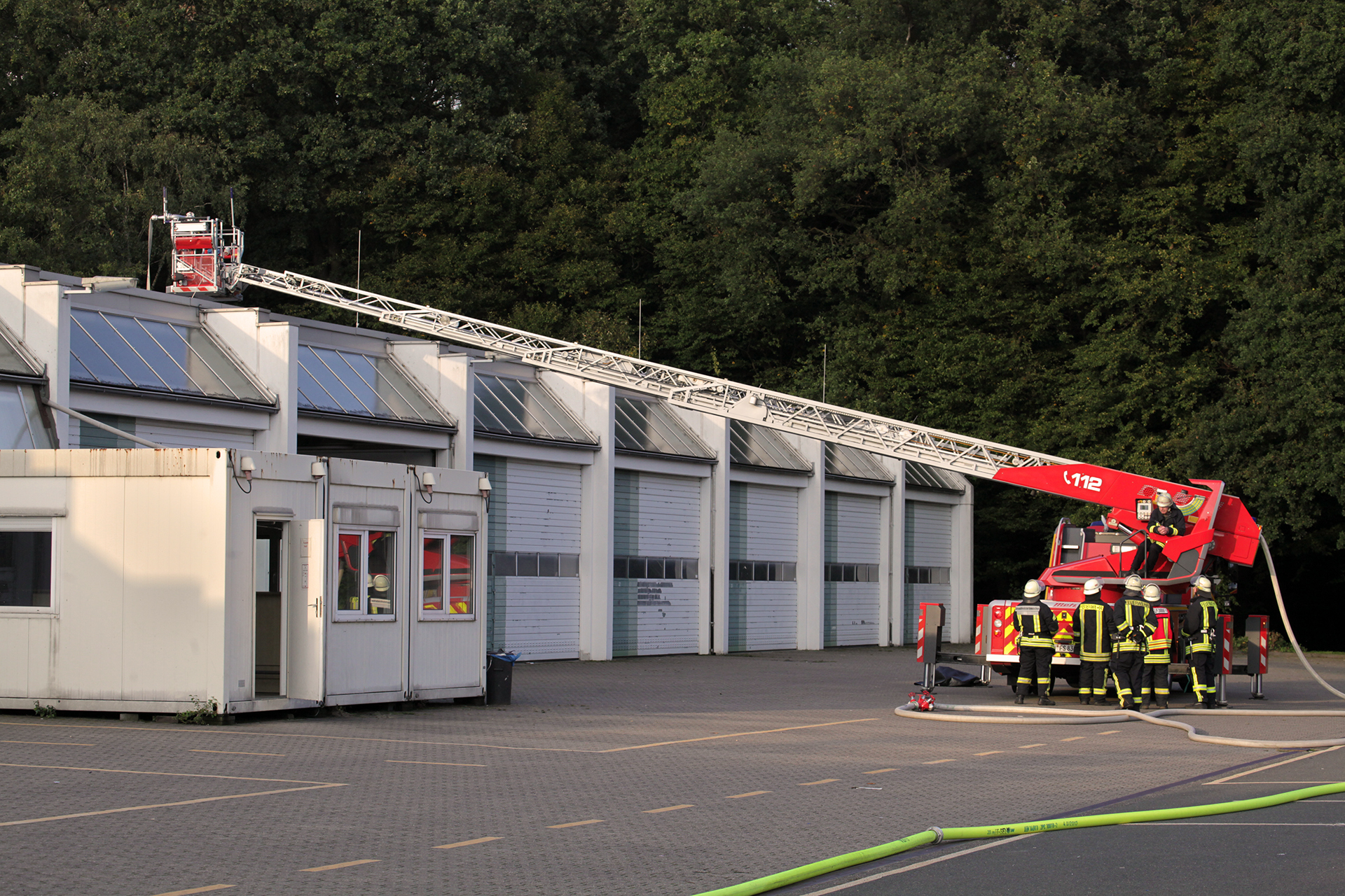 Die Feuerwehr löschte den Brand in dieser Halle.