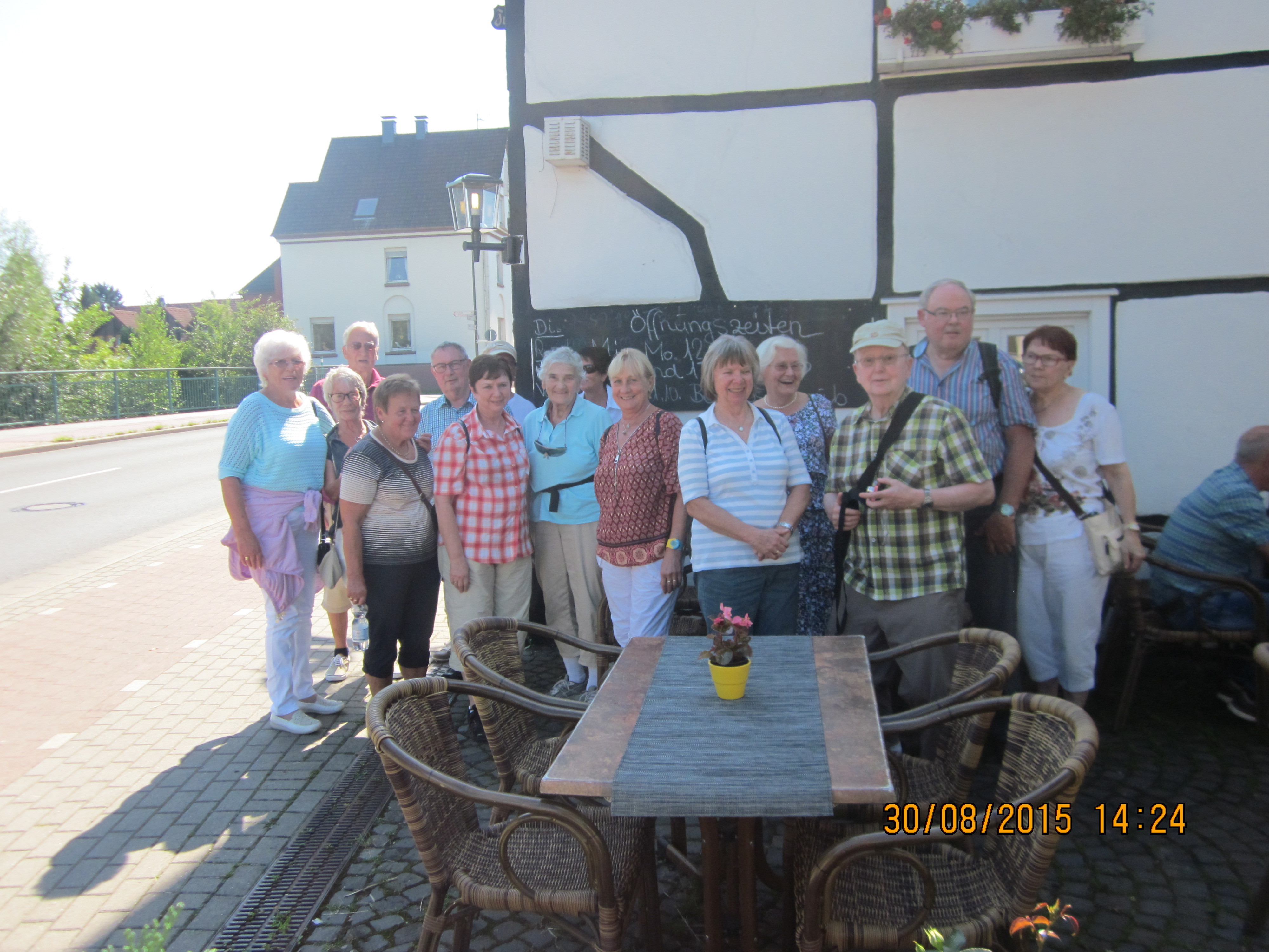 Teilnehmer der August-Wanderung vor dem Gasthaus "Zur Mühle" in Kurl