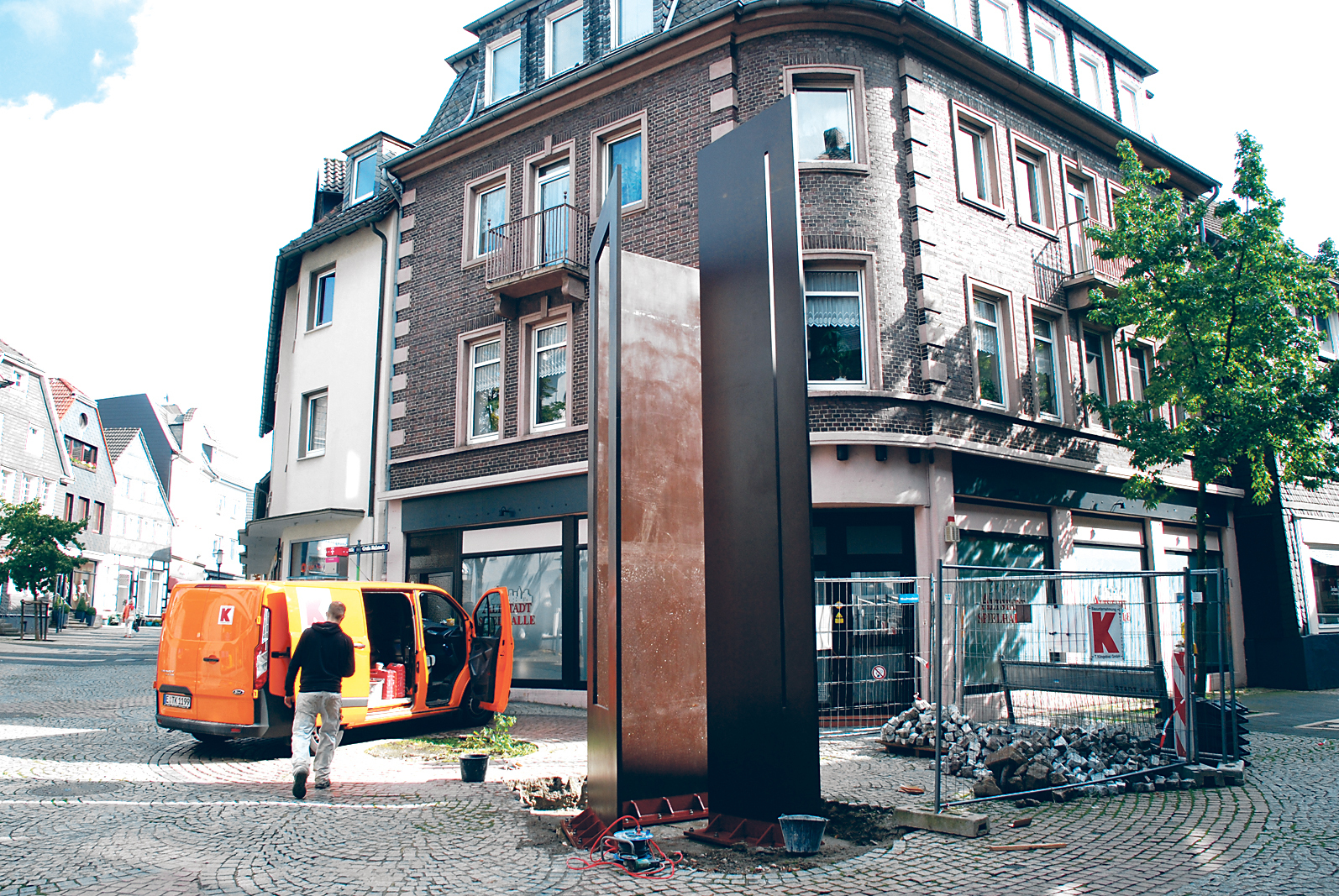 Das Weiltor, das fünfte und somit letzte Stadttor, wurde nun an der Ecke Große Weilstraße/Kleine Weilstraße aufgestellt.