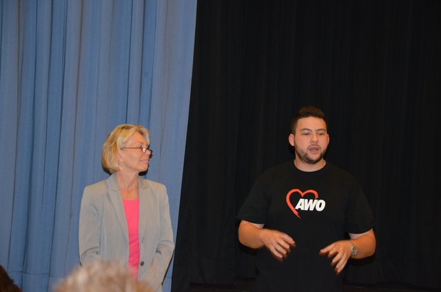 AWO-Geschäftsführerin Gudrun Wischnewski hieß die Gäste im VHS-Saal willkommen, Karim Ahmed übersetzte auf Arabisch. | Foto: Janina Rohden