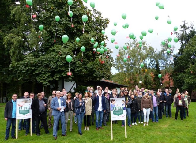 Mit grünen Ballons demonstrierten die Mitarbeiter ihr "Nein" zur Krankenhausreform.