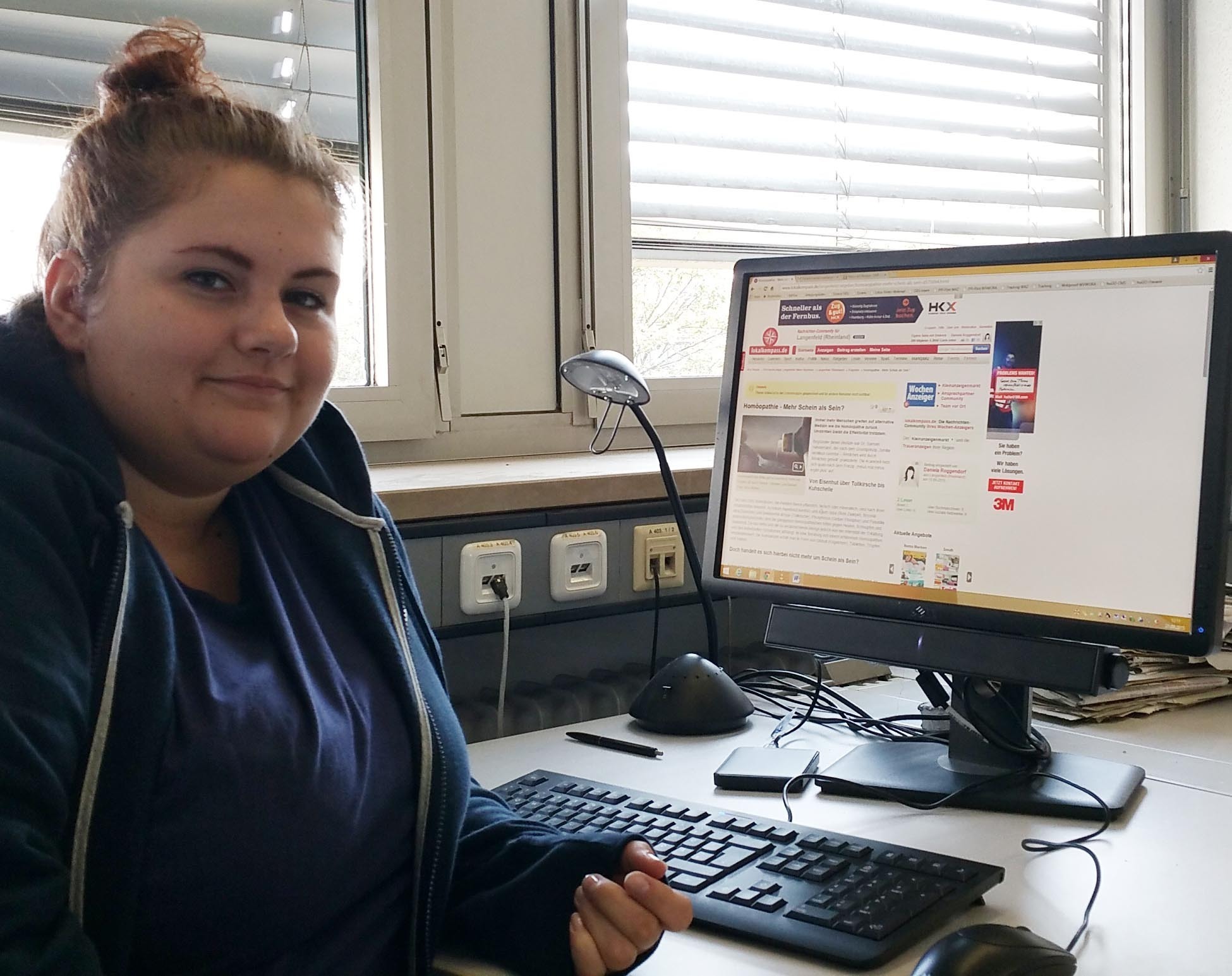 Daniela Roggendorf an ihrem Praktikumsplatz. Die 22-Jährigen will bald ihr Studium beginnen und Online-Journalistin werden.
