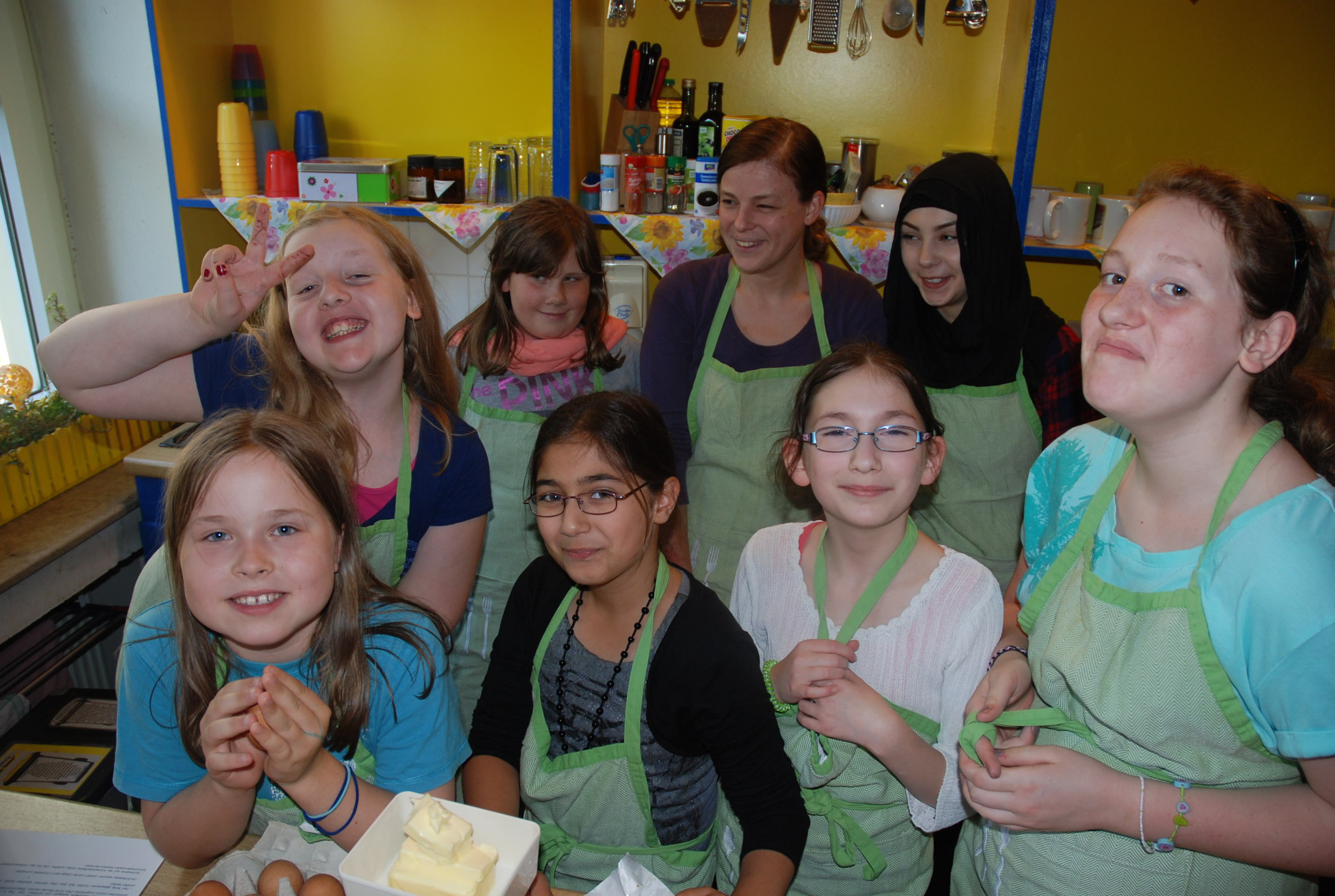 Eine experimentierfreudige Gruppe:(unten v.li.) Nina (9), Sultan (10), Larissa (13), Leonie (12)
(oben v.li.) Phoebe (10), Alina (10), Conni Dietrich, Rümeysa.