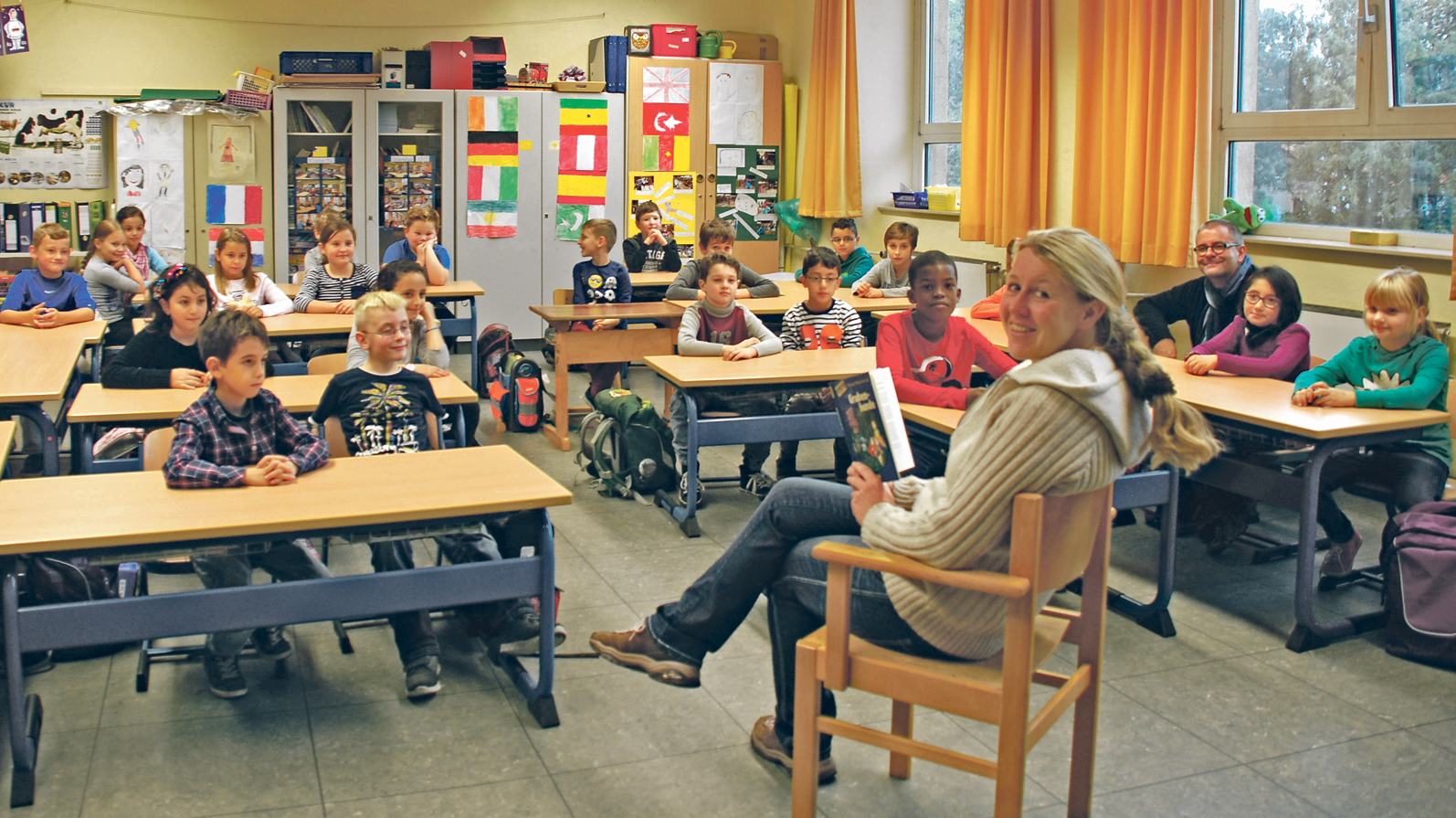 Kinder- und Sachbuch-Autorin Mirjam Müntefering war nun auf Initiative des Heimatvereins Hattingen/Ruhr in der Heggerfeld-Grundschule zu Gast und las dort unter anderem den Schülern der Klasse 3b aus ihrem Buch „Grubenhunde - Tatort Ruhrgebiet“ vor.
