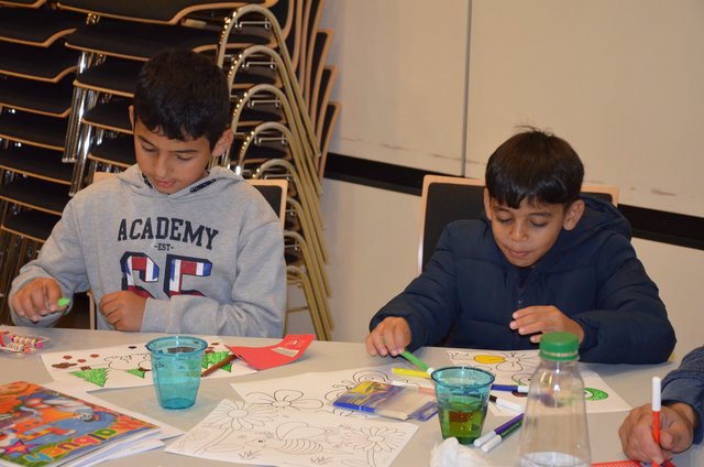 Die Brüder Abdahlhadi (l.) und Mohammad Alfadel sind mit ihren Eltern zum Treffen in den VHS-Saal in Gelsenkirchen gekommen und setzten sich sofort an den Mal-Tisch. | Foto: Janina Rohden