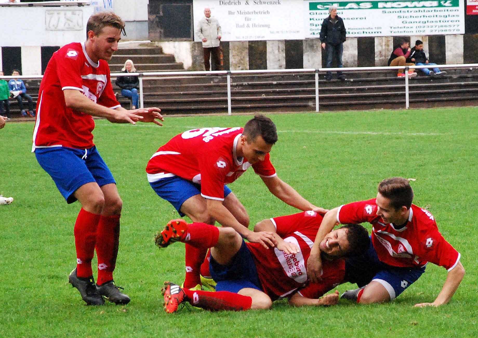 Riesenjubel bei den 08ern. Am Mittwoch wurde Westfalenligist TuS Hordel im Pokal bezwungen. FOTO: Peter Mohr