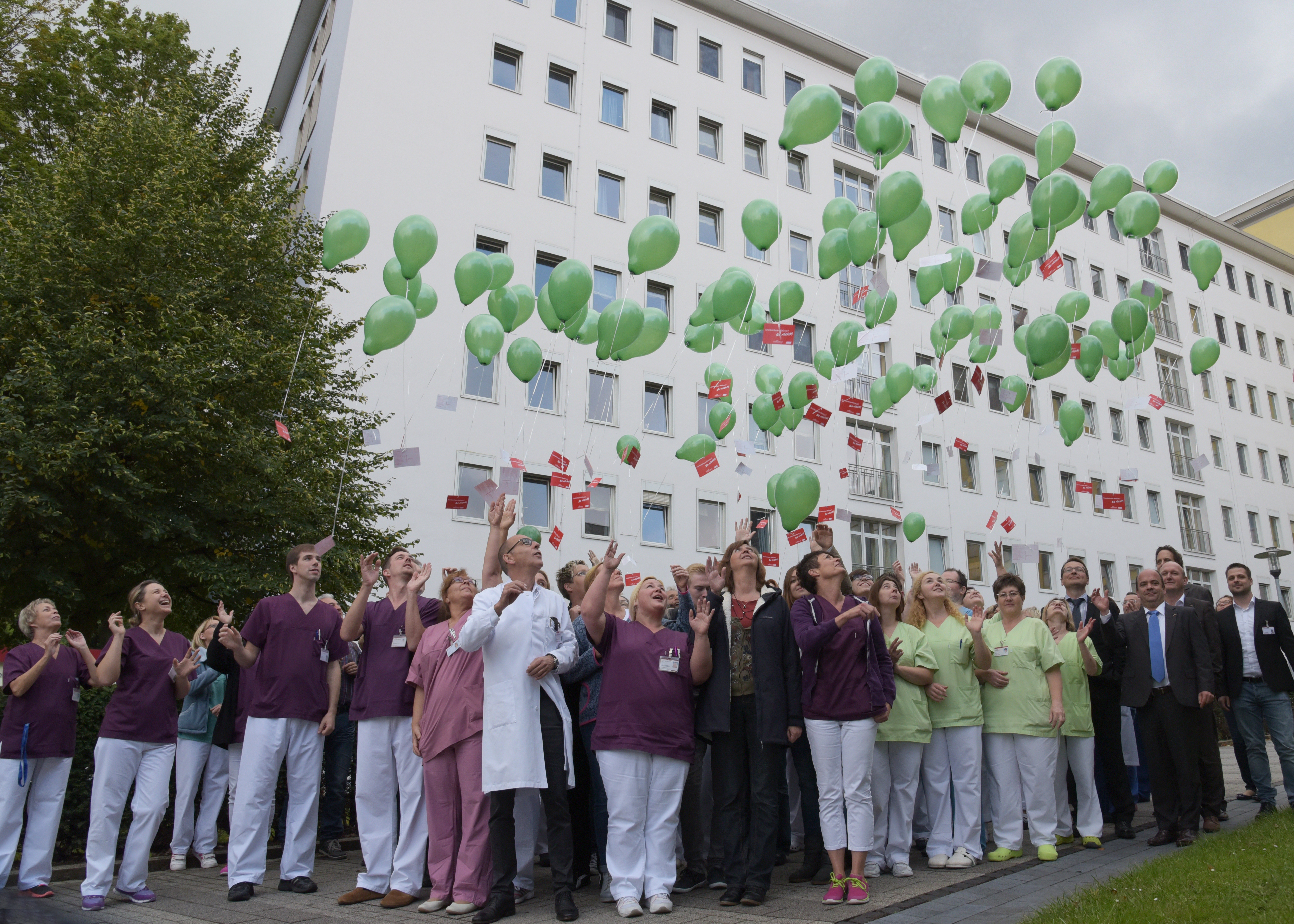 Mitarbeiter und Geschäftsführung des Klinikums Westfalen protestieren gegen die "Luftnummer" Krankenhausreform.
