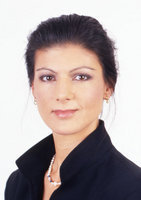 "Frau Bundeskanzlerin, stoppen Sie sofort alle Waffenlieferungen in Spannungsgebiete, und erteilen Sie all denen eine Absage, die schon wieder dafür trommeln, dass wir nun auch in Syrien mitbomben sollen! Unter Bombenteppichen wächst kein Frieden, sondern sie bewirken nur, dass noch mehr verzweifelte Menschen zur Flucht gezwungen werden.", erklärt Sahra Wagenknecht (DIE LINKE).