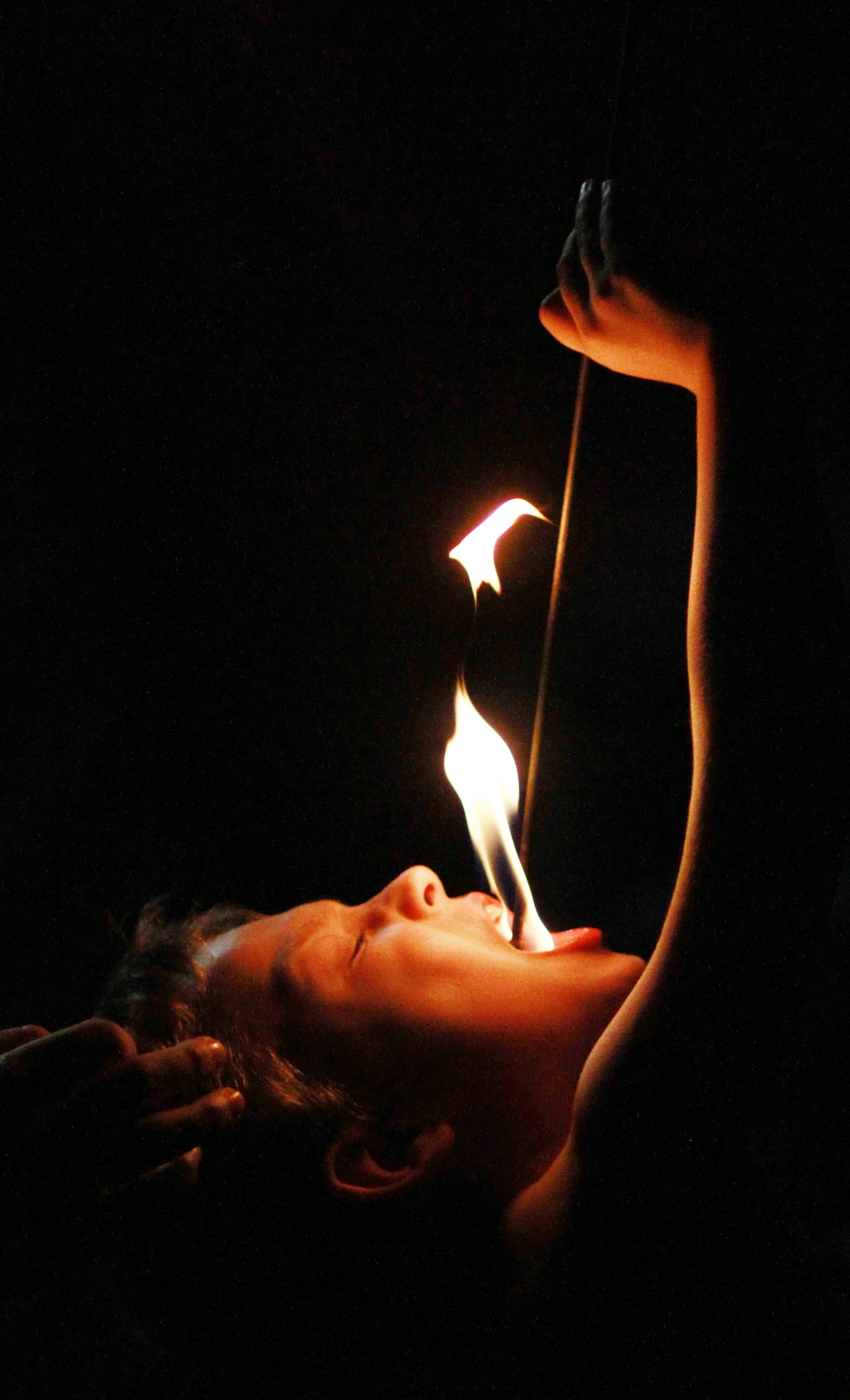 Spektakuläres Bild: Mit Hilfe des Zirkusprofis wurde bei den Proben sogar Feuer geschluckt!