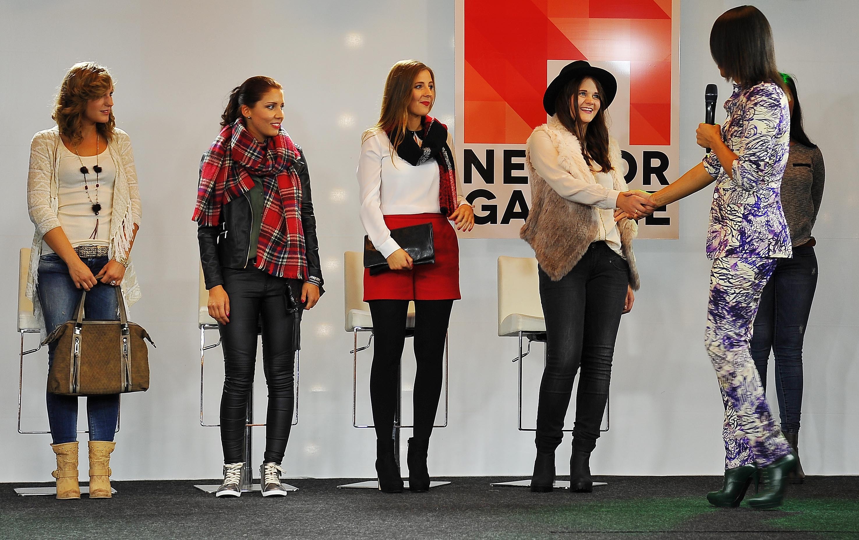 Die vier Finalistinnen Sue, Lena, Johanna und Scarlet (v.L)