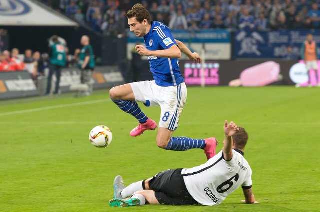 Die Hürde Frankfurt haben Leon Goretzka (o.) und Schalke am Mittwochabend mit Kampf und Geduld genommen. Der Lohn: ein 2:0-Heimsieg und Platz drei in der Tabelle.