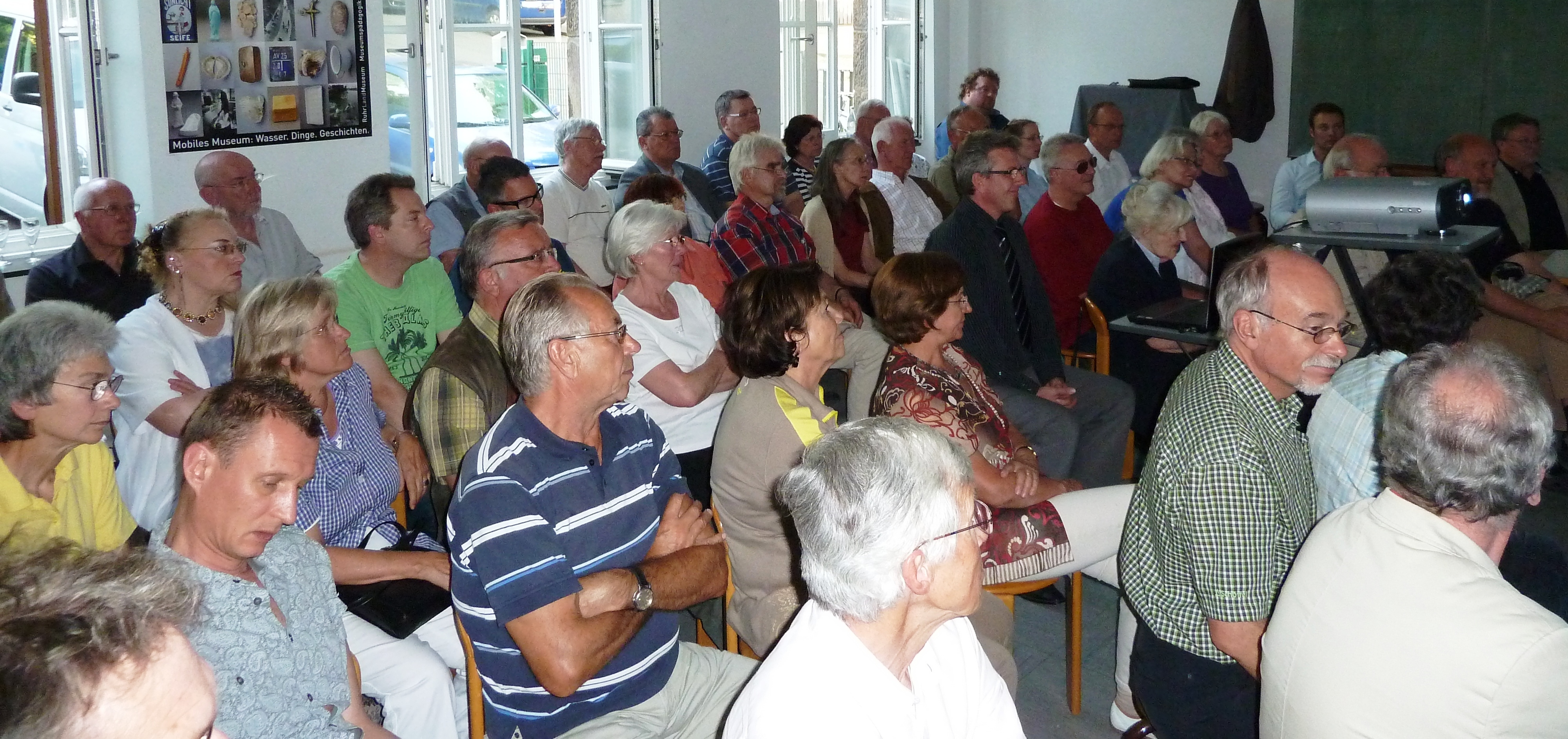 Politischer-Bürger-Dialog mit Tradition. Bereits seit 1999 bieten die Byfanger, Dilldorfer und Kupferdreher Christdemokraten einmal monatlich das KLARTEXT-Bürger-Dialog-Forum an, um Politik transparent und interessant zu gestalten und Bürgerinnen und Bürger im Vorfeld von politischen Entscheidungen einzubeziehen. Ein `volles Haus` ist meistens garantiert, dass Interesse in der Bürgerschaft an aktuellen Informationen sehr ausgeprägt.