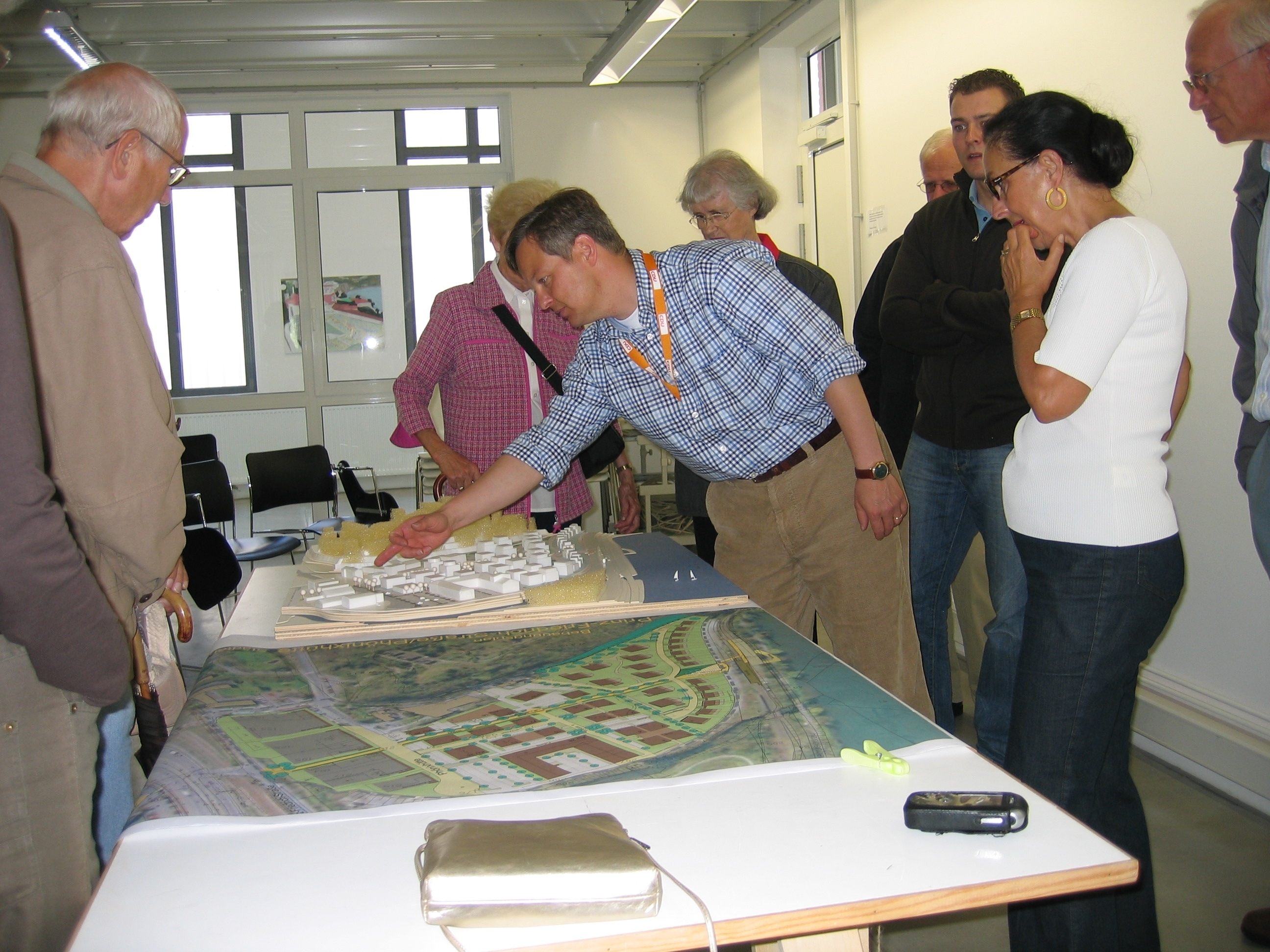 `KLARTEXT-Bürger-Dialog-Forum`: Politik aus `Erster-Hand`. Die Vermittlung und Darstellung wichtiger politischer Themen im Rahmen interessanter Power-Point-Präsentationen oder die Erörterung von Planungsvorhaben anhand von 3D-Darstellungen und Modellen gehören seit Jahren zum Standard der Bürger-Dialoge der CDU. Ratsherr Dirk Kalweit hier bei der Vorstellung der Planungen zum Wohngebiet Seebogen. Vorstellungen/Wissen weitergeben, Bürger frühzeitig einbeziehen, gemeinsam an der Zukunft arbeiten!