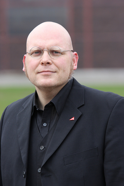 „Diese Verflechtung der SPD einerseits als Zeitungsherausgeber und Anzeigenverkäufer, der bei Händlern kassiert, und andererseits als größte Ratsfraktion, die auch für eigene Anzeigenkunden Privilegien wie die Sonntagsöffnung durchsetzt, ist unerträglich“, meint LINKE-Ratsherr Niels Holger Schmidt.