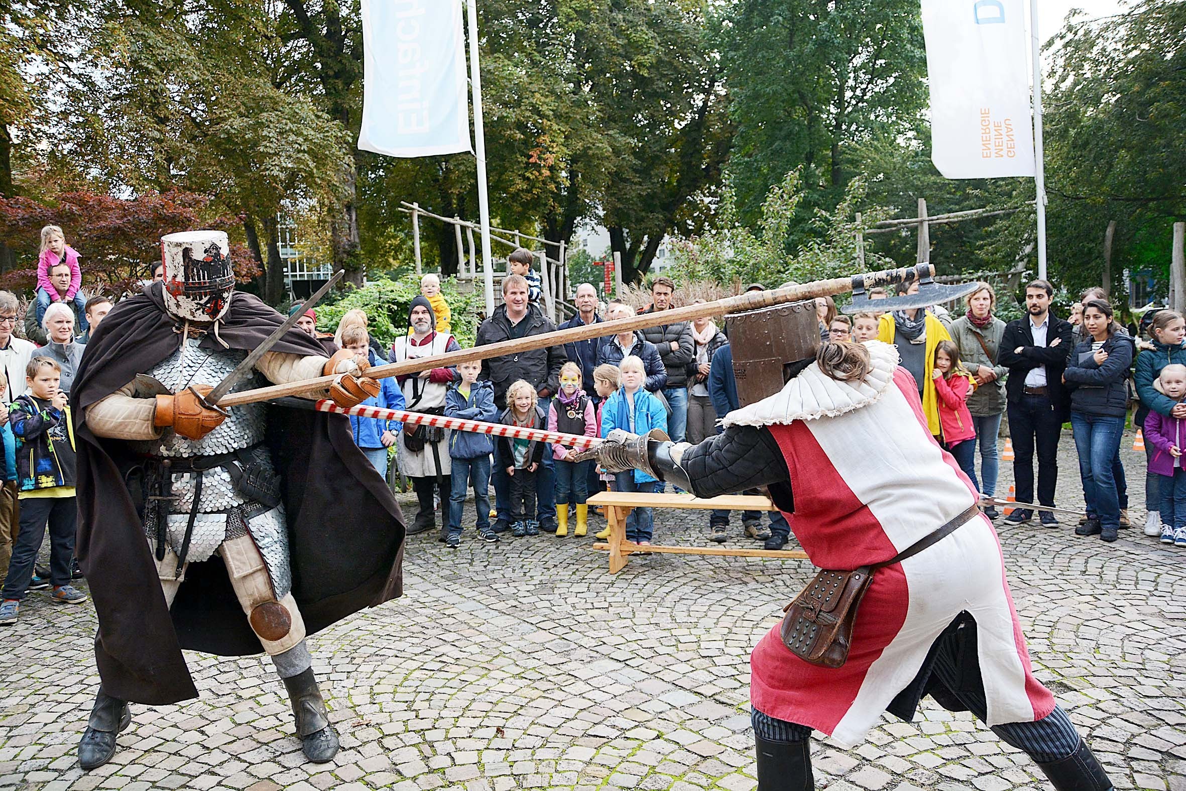 Ritterkämpfe konnten vorm Adlerturm verfolgt werden.