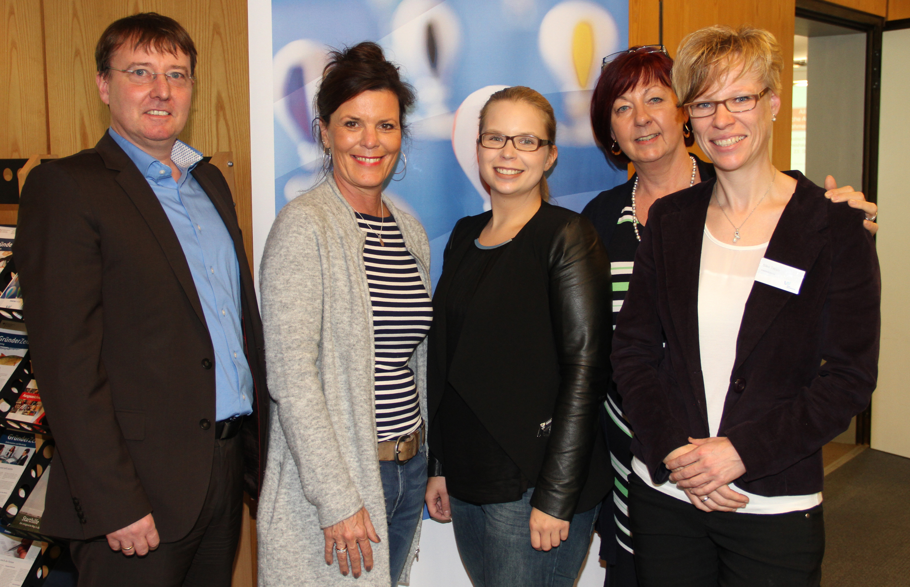 Von links: Dr. Detlev Noll, Martina Karnhoff und Jaqueline Wegerhoff mit Angelika Aberle und Silke Tappe vom Startercenter Kreis Recklinghausen
