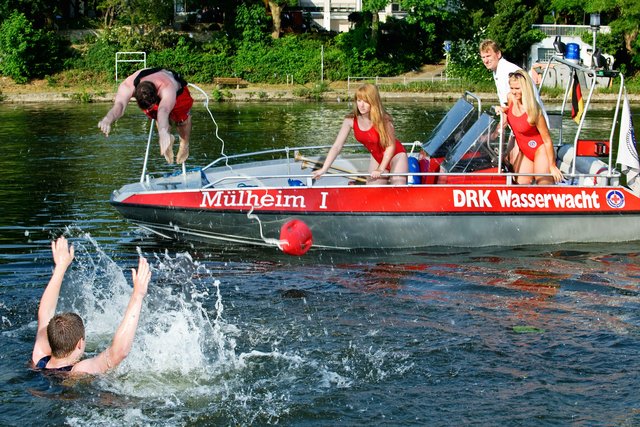 Ein Hauch von Baywatch: Die Arbeit der Wasserwacht hat aber mit der amerikanischen Fernsehkultserie wenig gemeinsam.