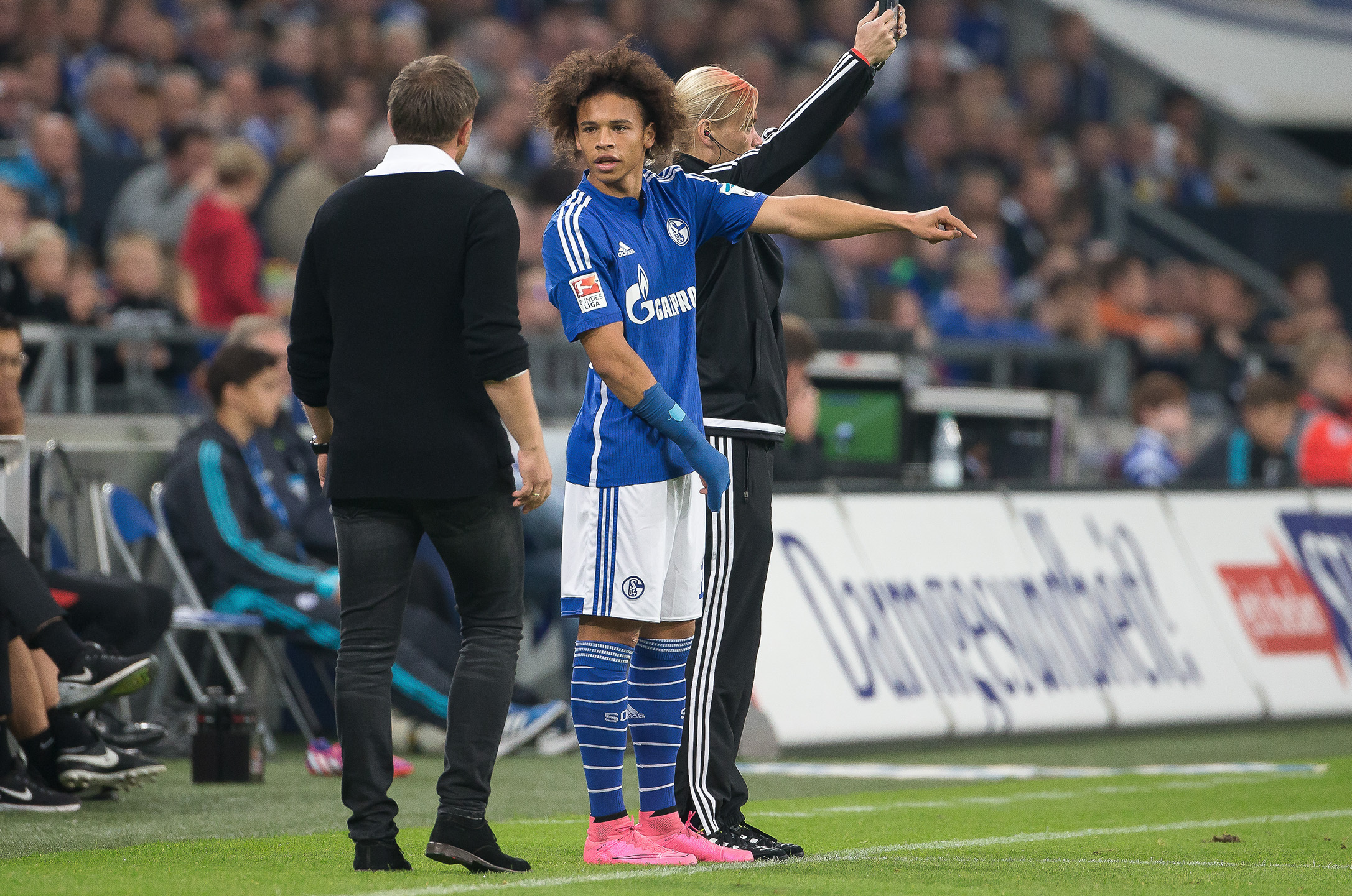 Zeigt Leroy Sané seinem Trainer André Breitenreiter, wie er das nächste Tor schießt? Bislang kommt der 19-Jährige in 20 Bundesliga-Spielen auf fünf Treffer und zwei Vorlagen.