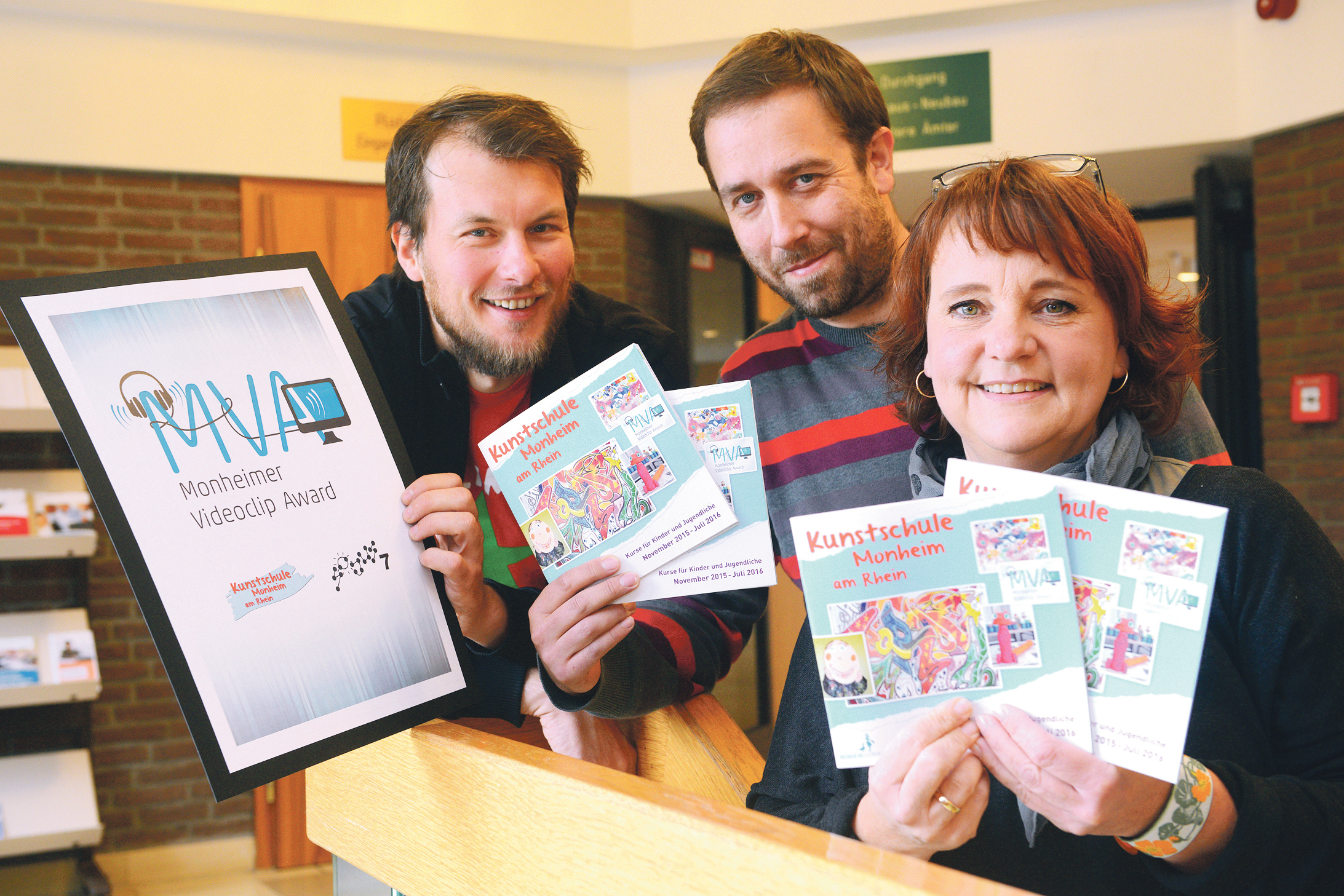 Präsentieren das neue Programm der Kunstschule: (v.l.): Christian Kaindl, Leiter des Sojus 7, Dozent Dominik Siebel und Katharina Braun, Leiterin der Kunstschule. Foto: de Clerque