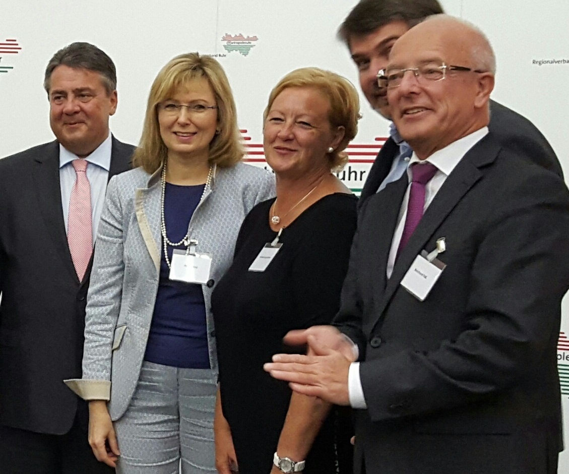 Der SPD-Vorsitzende Sigmar Gabriel mit Petra Hinz, MdB und OB Reinhard Paß sowie weiteren Parteimitgliedern.