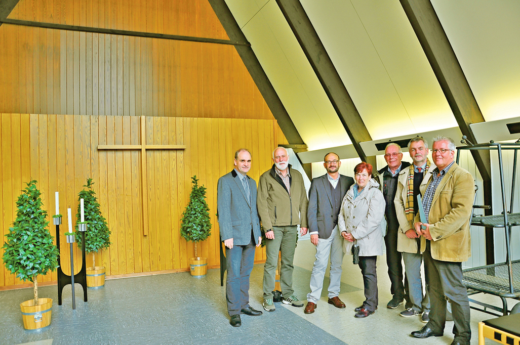 Freuen sich über die frisch sanierten Trauerhallen: (v.l.) die Bezirksvertreter Karl-Heinz Walta (CDU), Peter Becker (SPD), Wilhelm Kohlmann (CDU), Angelika Gabriel-Meier (Grüne), Bezirksbürgermeister Manfred Kuhmichel (CDU), Michael Müller (CDU) sowie Grün und Gruga-Mitarbeiter Bernd Frömming beim Ortstermin in der Trauerhalle Heisingen II am Wechselpfad. Foto: Janz