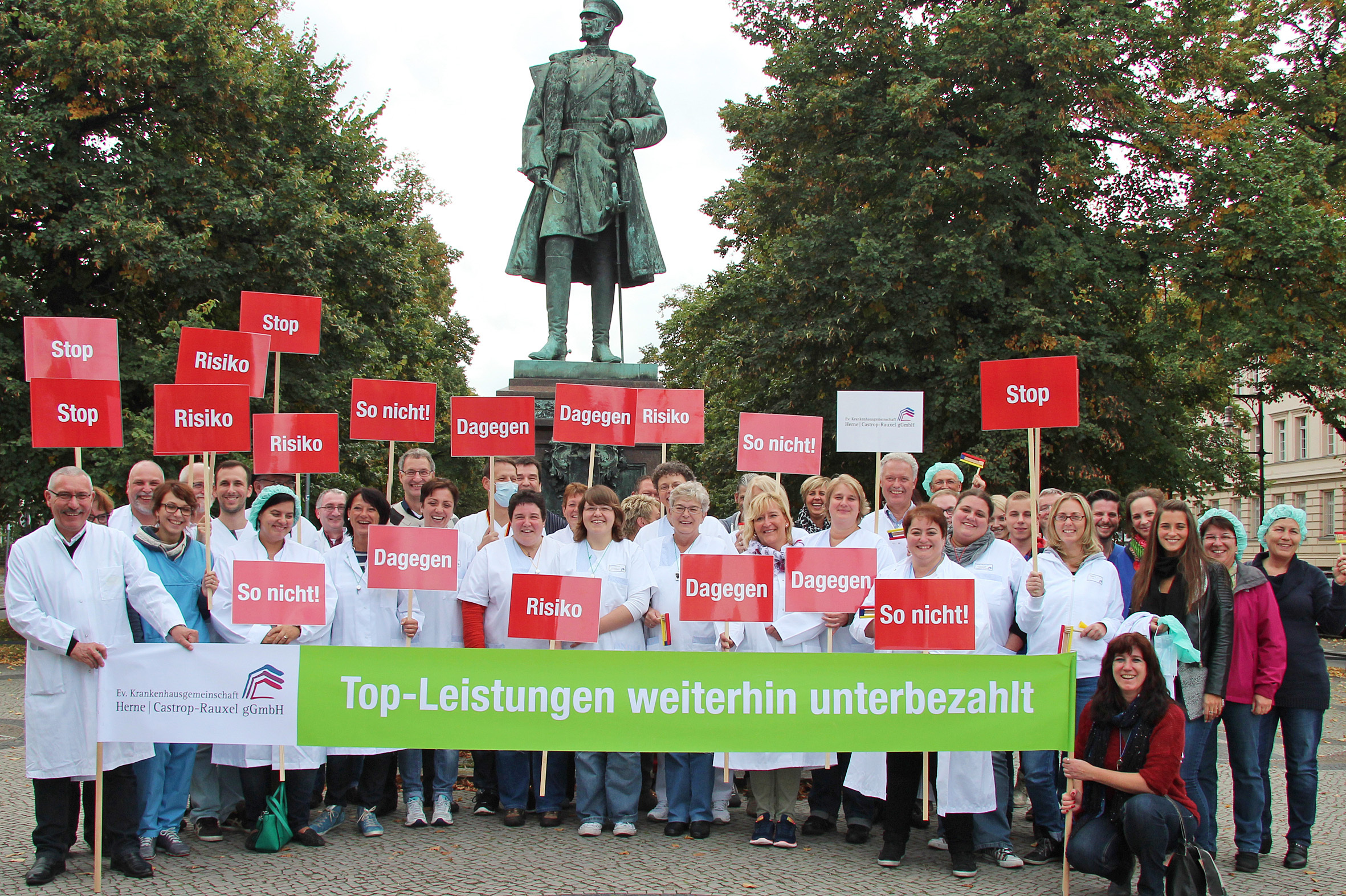 Mitarbeiter des Evangelischen Krankenhauses demonstrierten in Berlin gegen die geplante Krankenhausreform. Sie waren jedoch nicht allein: Auch Beschäftigte des St. Rochus-Hospitals hatten sich dem Protest angeschlossen.