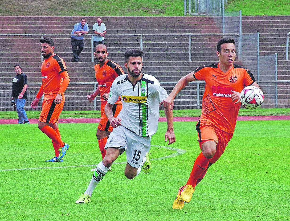 Kehrt Nico Buckmaier (vorne rechts) am Samstag in Ahlen wieder in die Startformation zurück? Im Hintergrund (2.v.l.) beobachtet „Neco“ Mohammad, dessen Einsatz wegen muskulärer Probleme noch fraglich. Foto: Peter Mohr