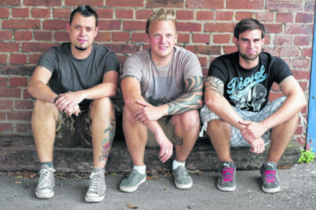 Sascha (Gesang, Gitarre), Norman (Bass) und Dennis (Schlagzeug, v.l.) bilden gemeinsam die Ruhrpottband „reimanns“. Zum Jahresende soll das zweite in Eigenregie produzierte Album mit dem Titel „Trallafitti“ erscheinen. Fotos (2): reimanns