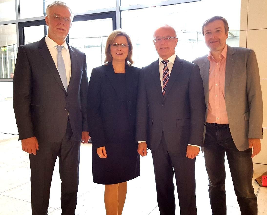 Die SPD-Bundestagsabgeordneten Petra Hinz, Arno Klare und Dirk Heidenblut mit Essens OB Reinhard Paß
