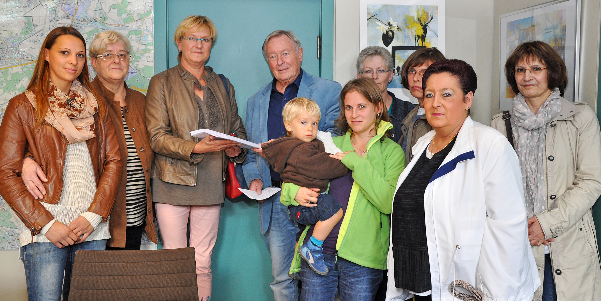 Acht von insgesamt 20 Hebammen, Krankenschwestern und Kinderkrankenschwestern der Geburtshilfestation des Evangelischen Krankenhauses übergaben Bürgermeister Johannes Beisenherz 4.512 gesammelte Unterschriften gegen die Schließung der Abteilung.