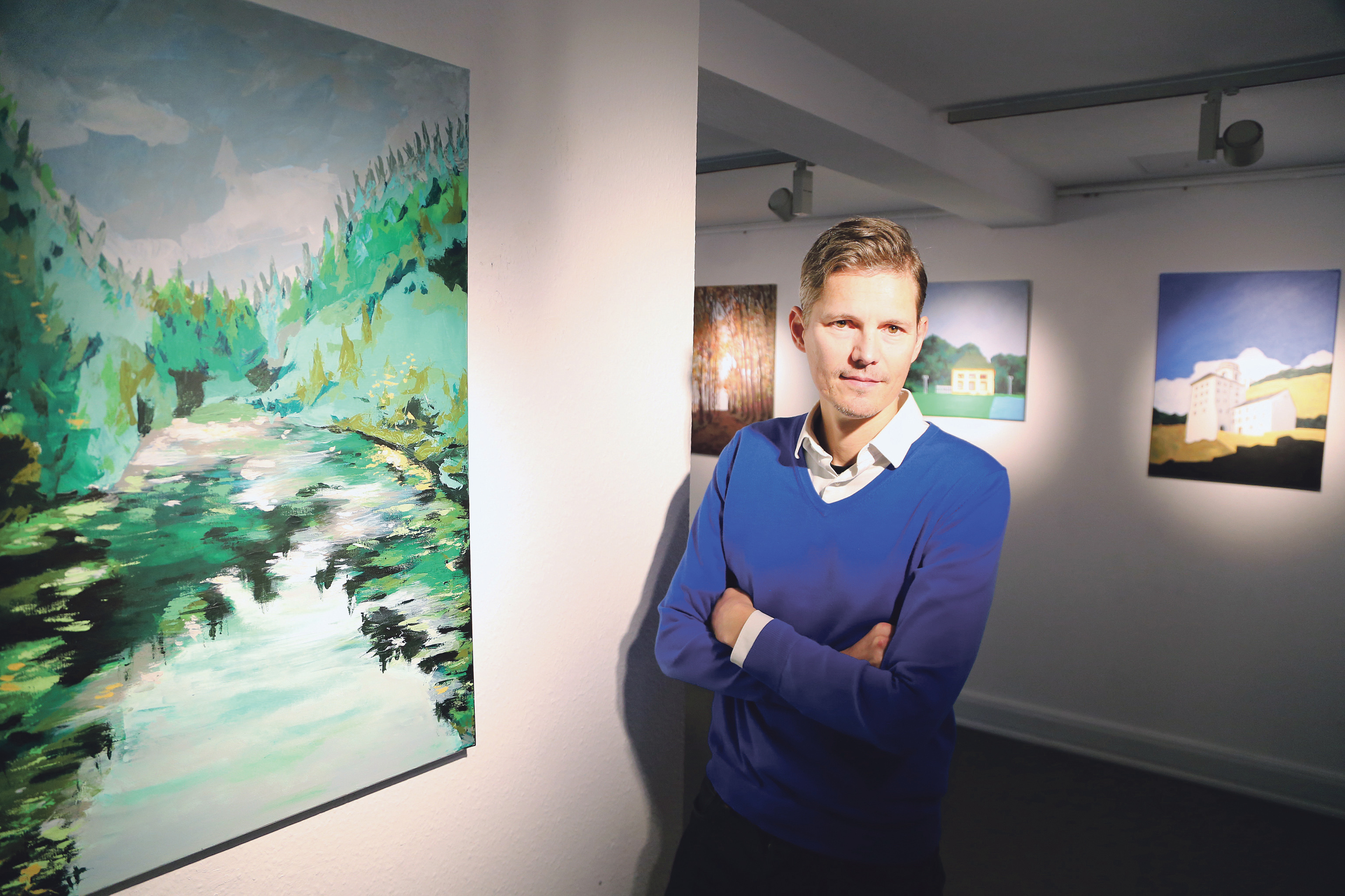 Markus Schmitz mit seinem Lieblingsbild der Ausstellung im Bürgerhaus.